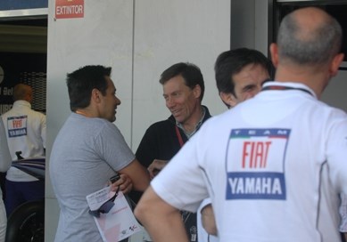 Ο Δημήτρης Διατσίδης ακούει τον Lin Jarvis της Yamaha